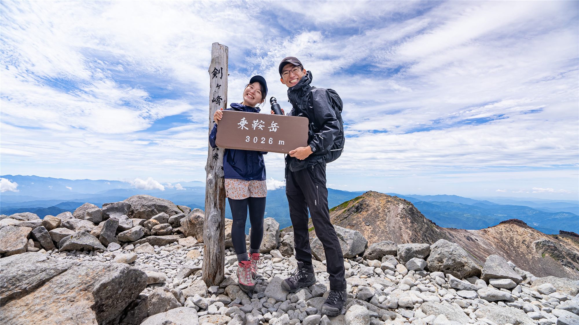 乗鞍岳山頂（3,026m）に立つ健作と朋佳