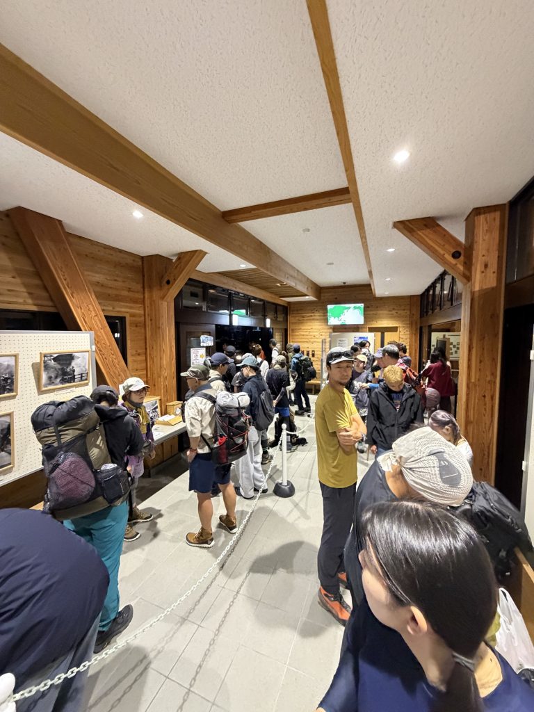 さわんどバスターミナルで上高地行きシャトルバスを待つ登山者の列