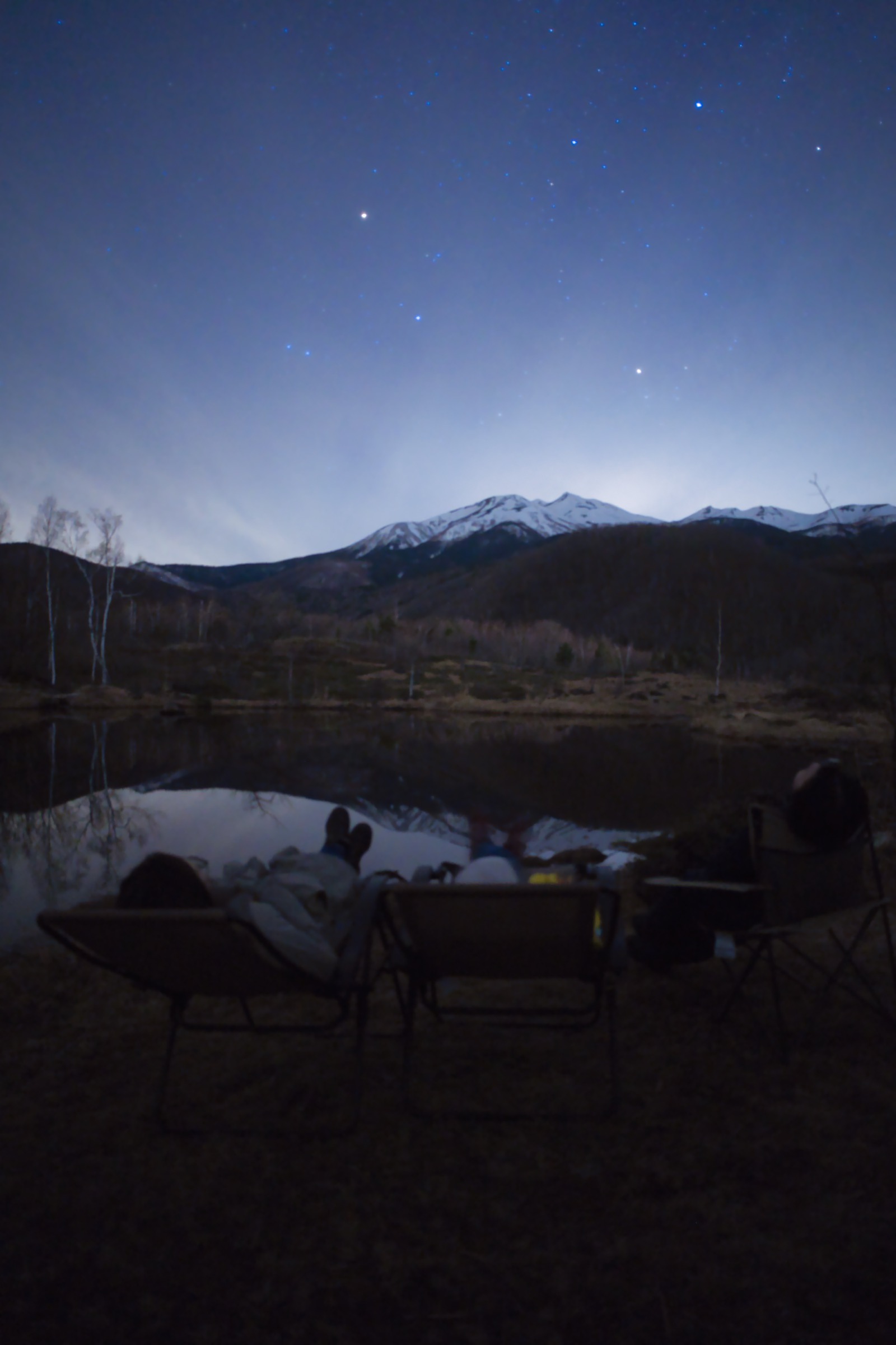 春の星空の下、湖畔でくつろぐ